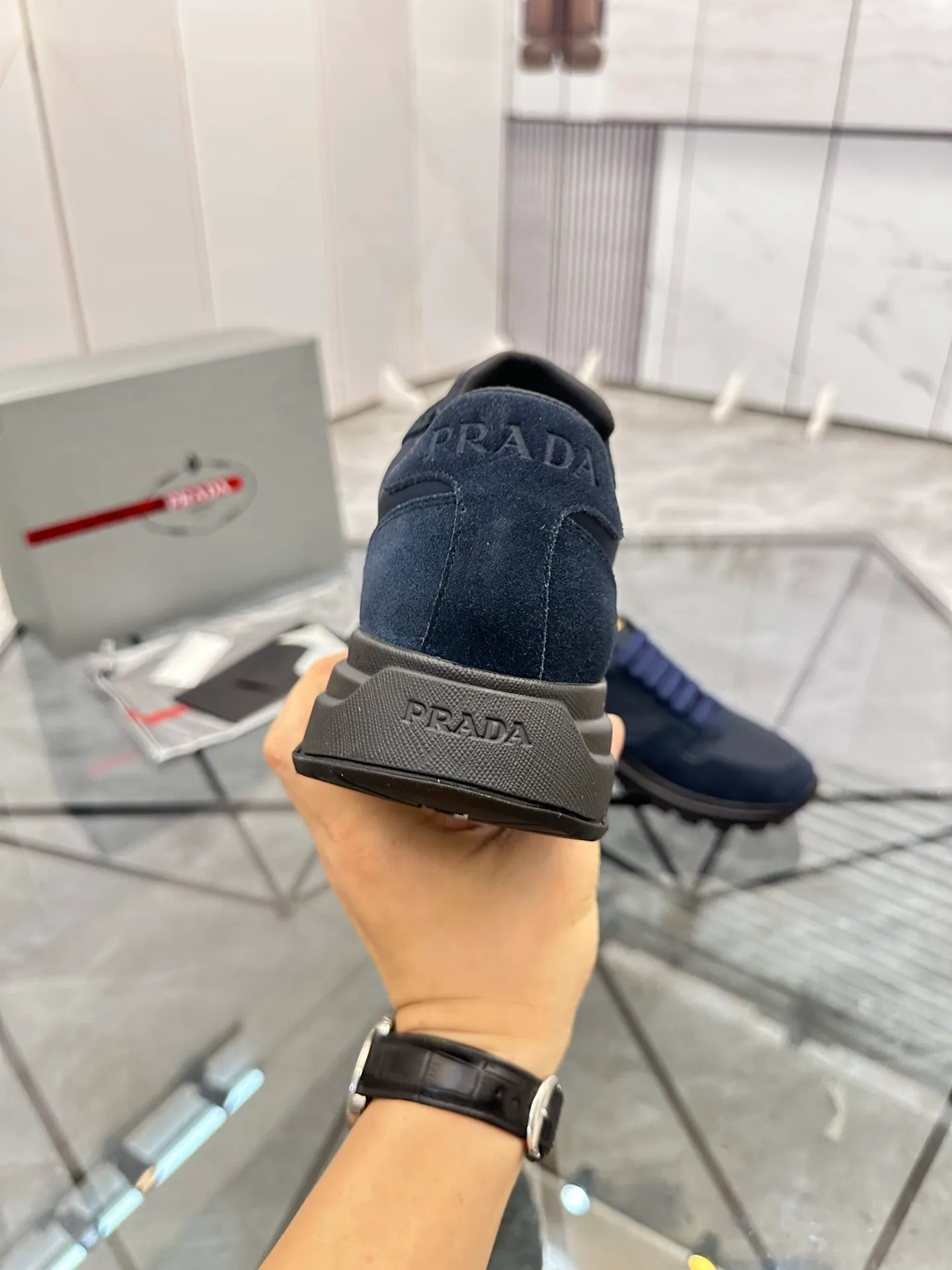 Men's shoes: 💰P580¥ High-end top quality Product trademark: Prada *"Prada*" low-top casual shoes Regular size: 38-45 (can be customized to 46) Product materials: upper imported first-layer nubuck leather spliced ​​with original materials, cowhide lining, cowhide feet, original outsole. Number: 832